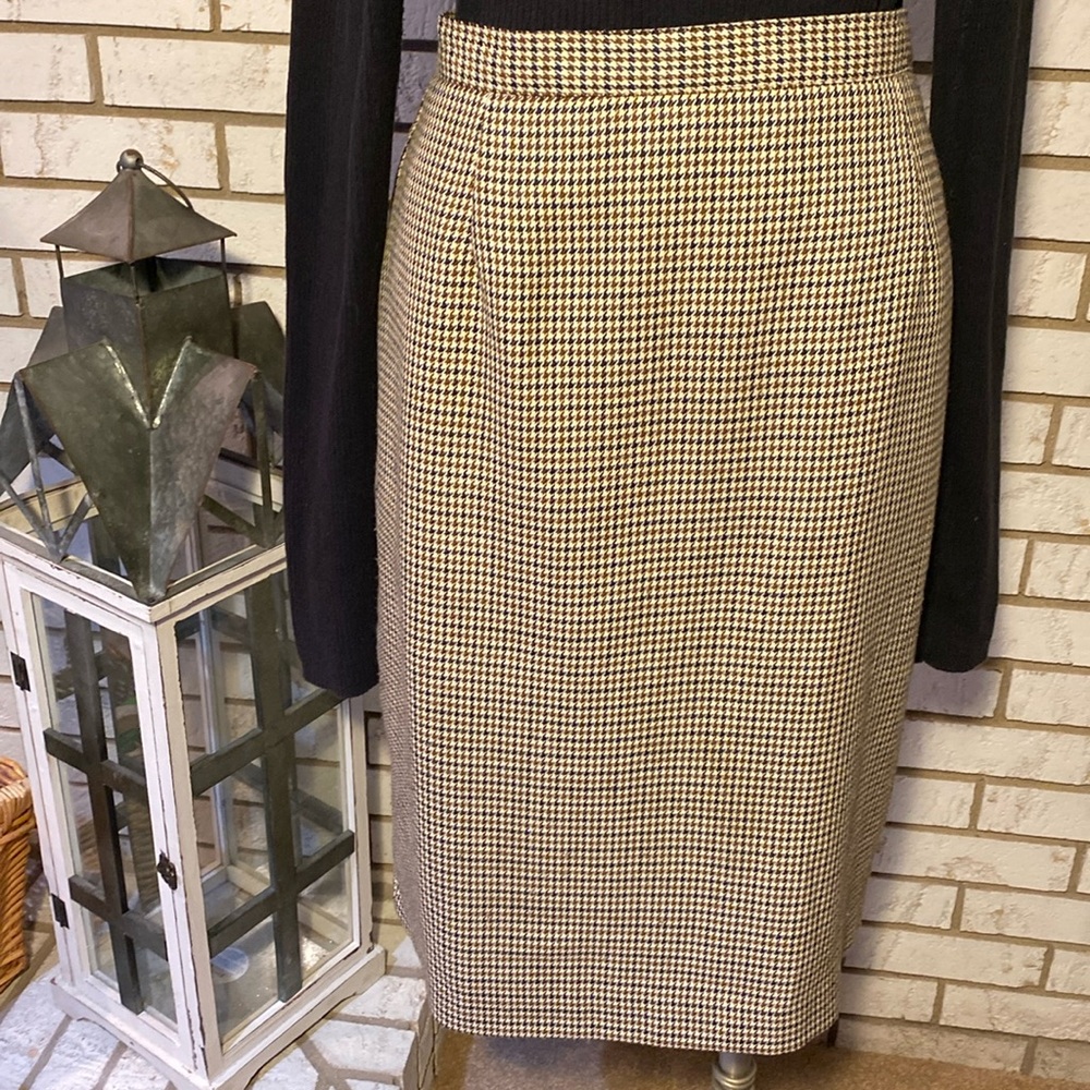 Modiano / Black & Brown lined skirt. Elastic at back w/zipper
Size 14